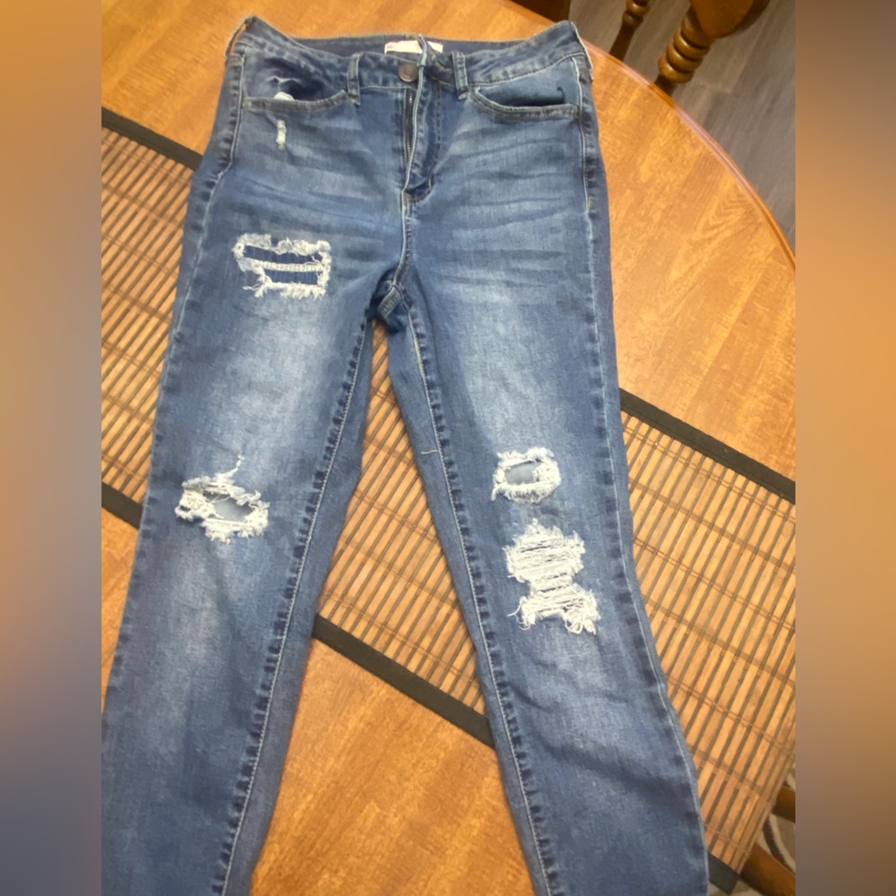 SO Kohls brand Skinny ripped jeans
